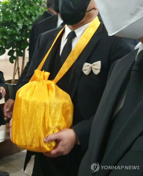 27일 서울 서초구 서울추모공원에서 화장을 마친 전두환 전 대통령 유해가 연희동 자택으로 옮겨지고 있다.   연합뉴스
